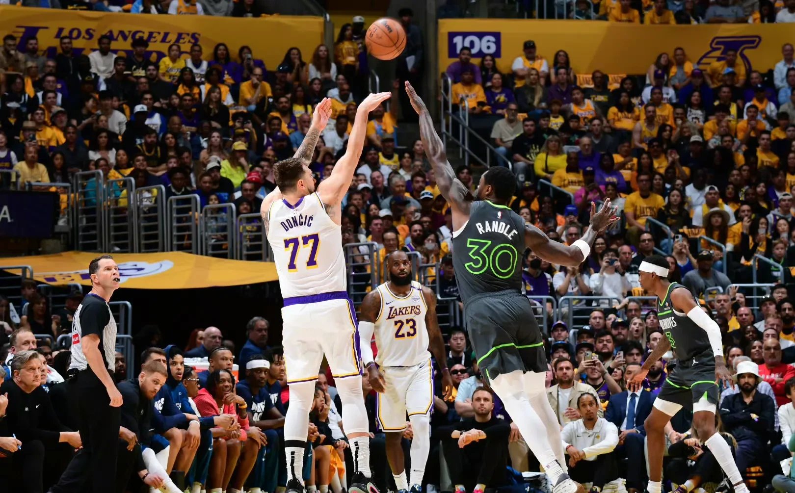 东契奇重要时刻出色防守，雄鹿带队取胜！的简单介绍-九游会正规版