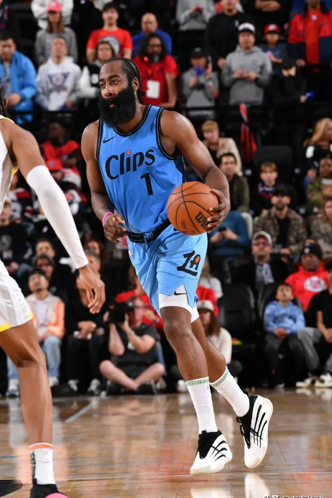 哈登在篮网比赛中重要助攻，出色防守引发热议！(哈登篮网进攻集锦)-九游会正规版